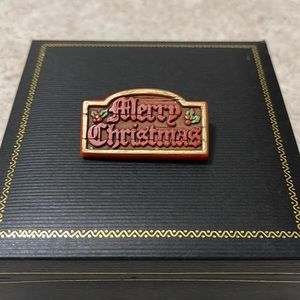 VINTAGE HALLMARK MERRY CHRISTMAS PLASTIC BROOCH